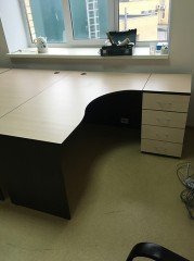 Угловой стол с тумбой для офиса